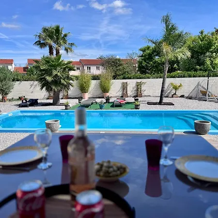 Soleria-piscine-bbq- Climatisation-sudsejourconciergerie Vila