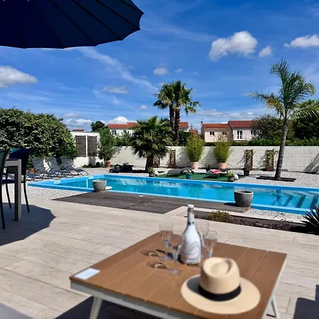 Soleria-piscine-bbq- Climatisation-sudsejourconciergerie