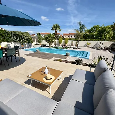 Soleria-piscine-bbq- Climatisation-sudsejourconciergerie Vila