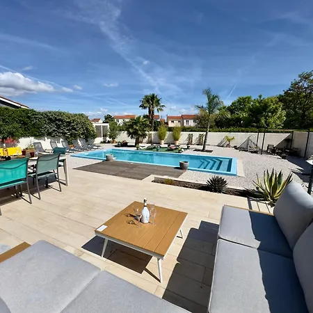 Soleria-piscine-bbq- Climatisation-sudsejourconciergerie Vila *