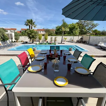 Soleria-piscine-bbq- Climatisation-sudsejourconciergerie Vila *